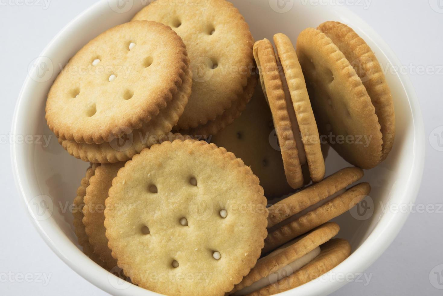 utsökt crackers i en skål foto