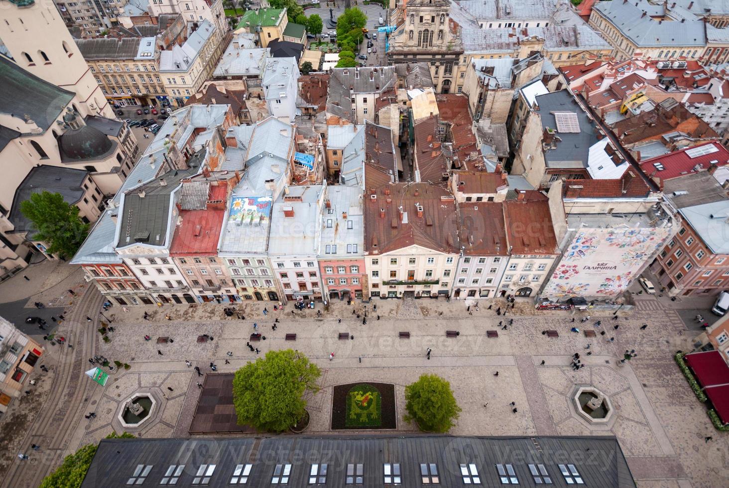 allmän se från de tak. se på de fyrkant rynok från de tak av de stad hall. Ukraina, lviv foto