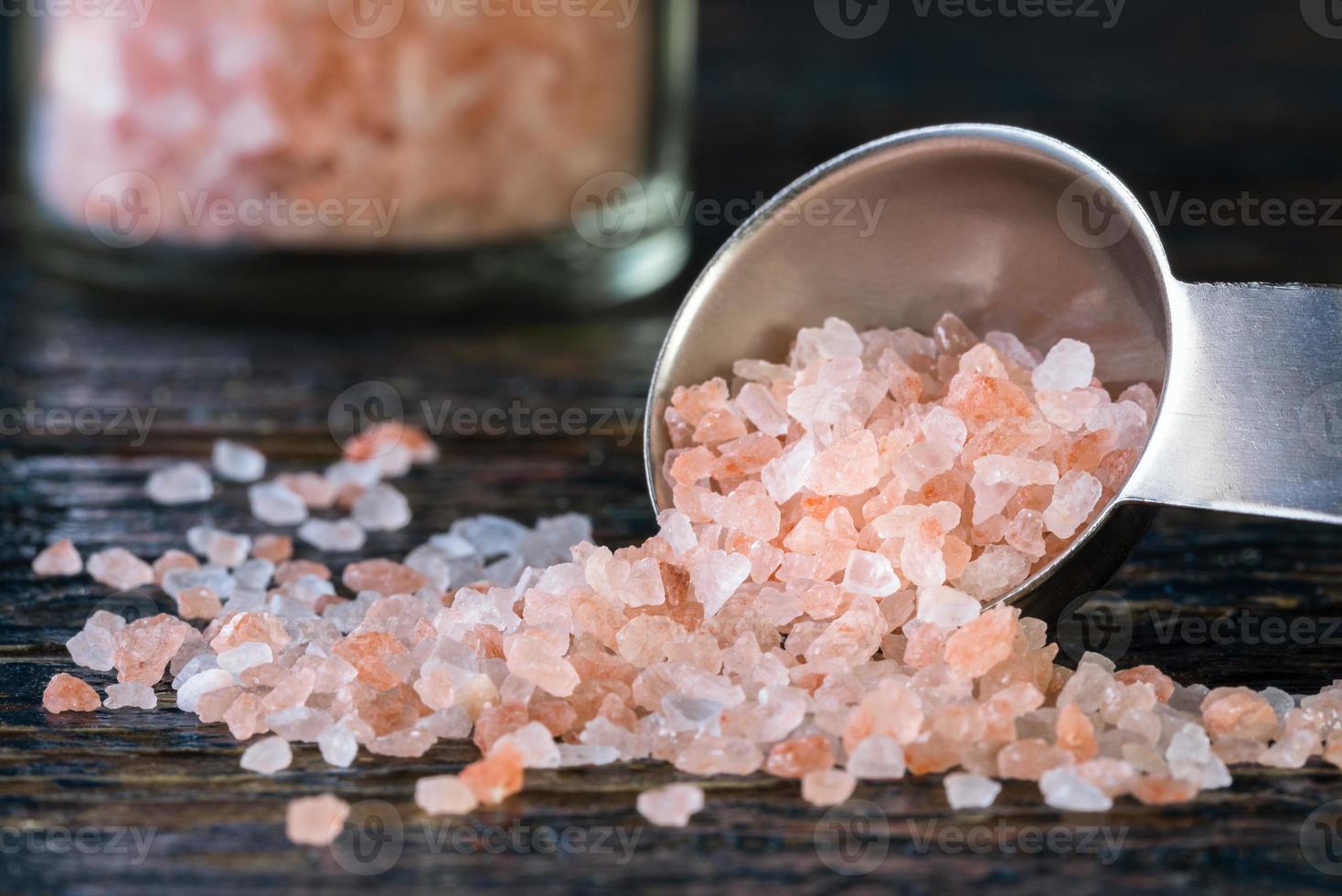 himalayan hav salt kristaller spillts från en tesked foto