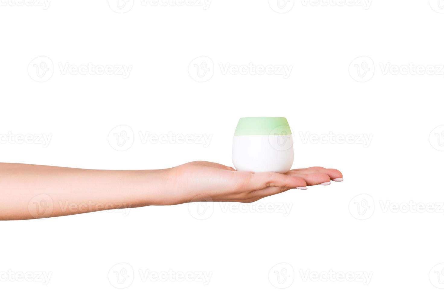 kvinna hand innehav grädde flaska av lotion isolerat. flicka ge burk kosmetisk Produkter på vit bakgrund foto