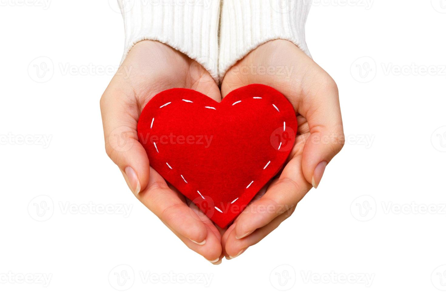 flicka händer ger röd hjärta topp se isolerat foto