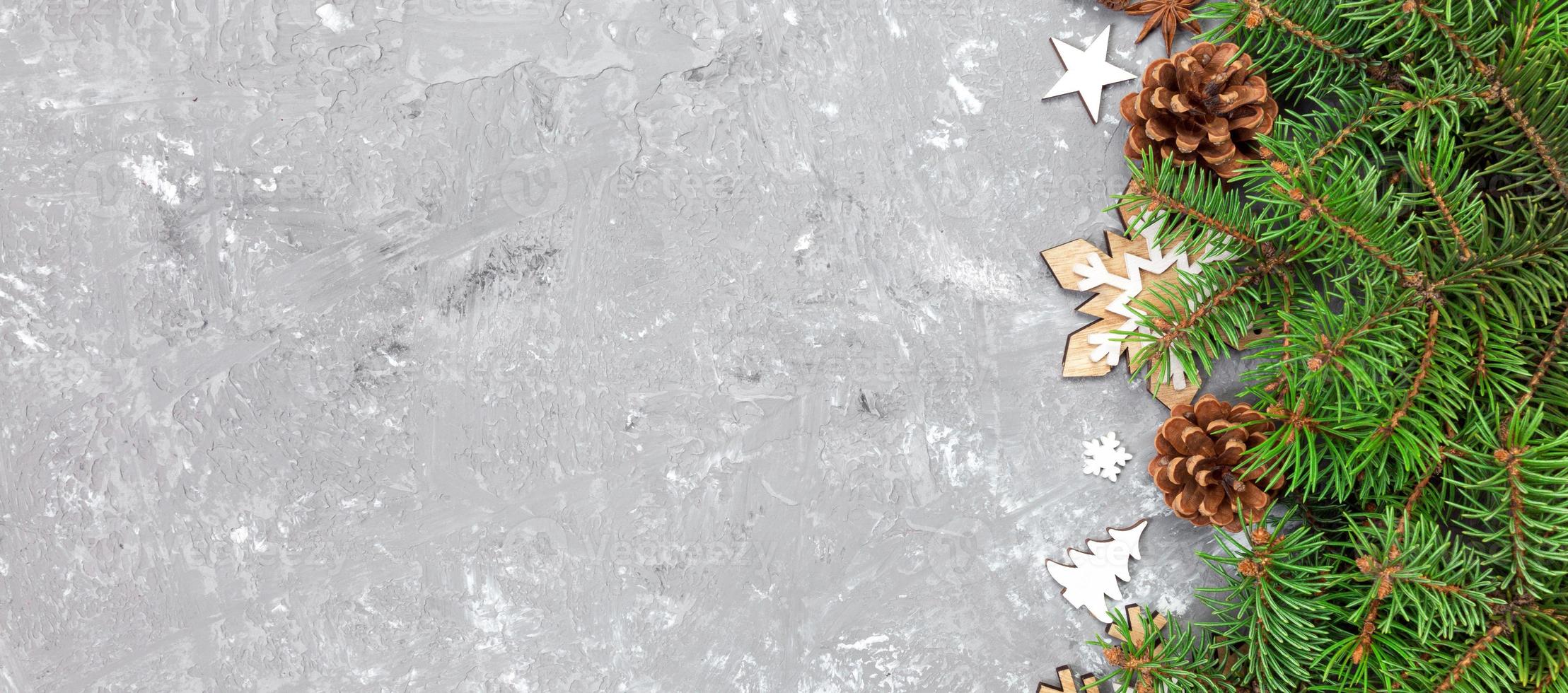 jul bakgrund med gran träd och gåva låda på trä- tabell. topp se baner med kopia Plats för din design foto