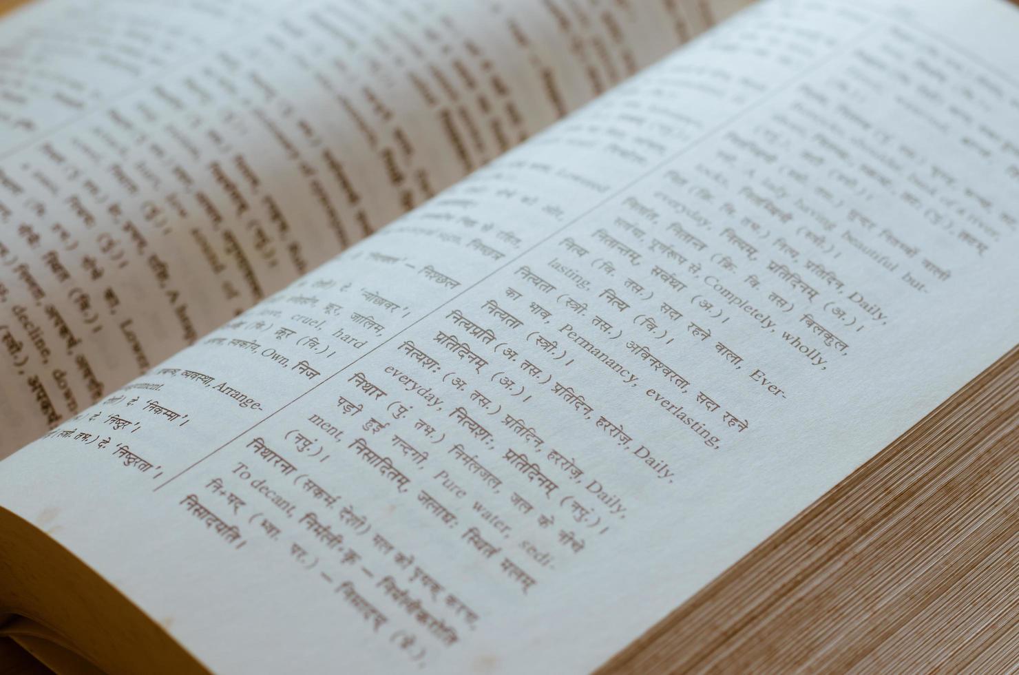 gammal ordbok av hindi-engelska språk öppning för mjuk fokus bakgrund foto