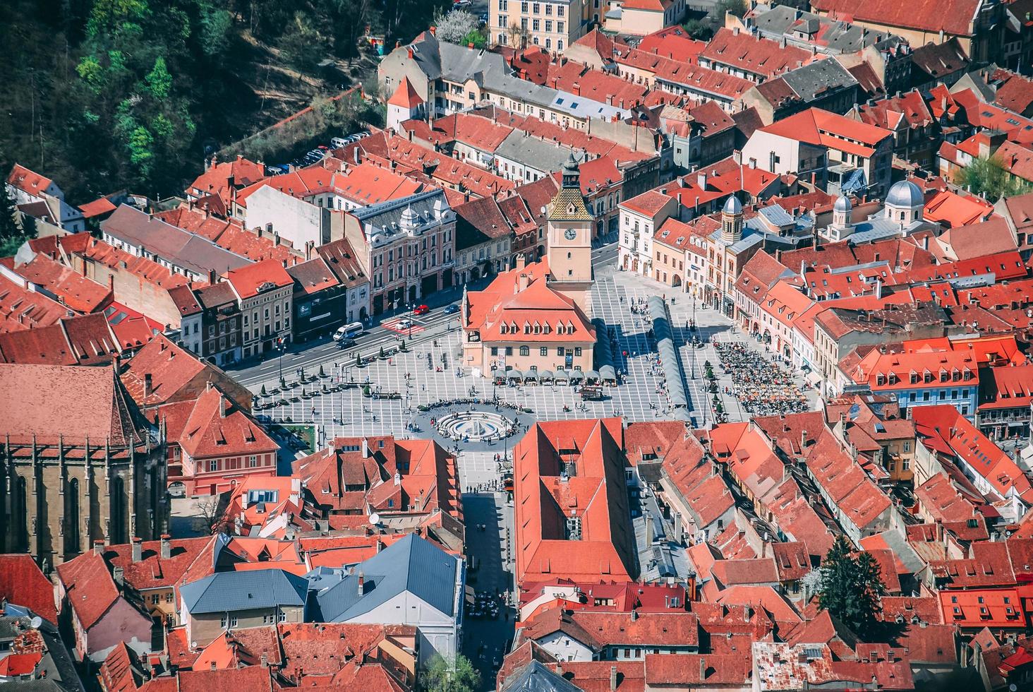 Flygfoto över Brasov, Rumänien foto