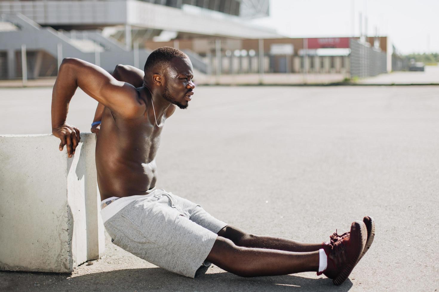 afroamerikansk man på gatan gör sin morgonträning foto