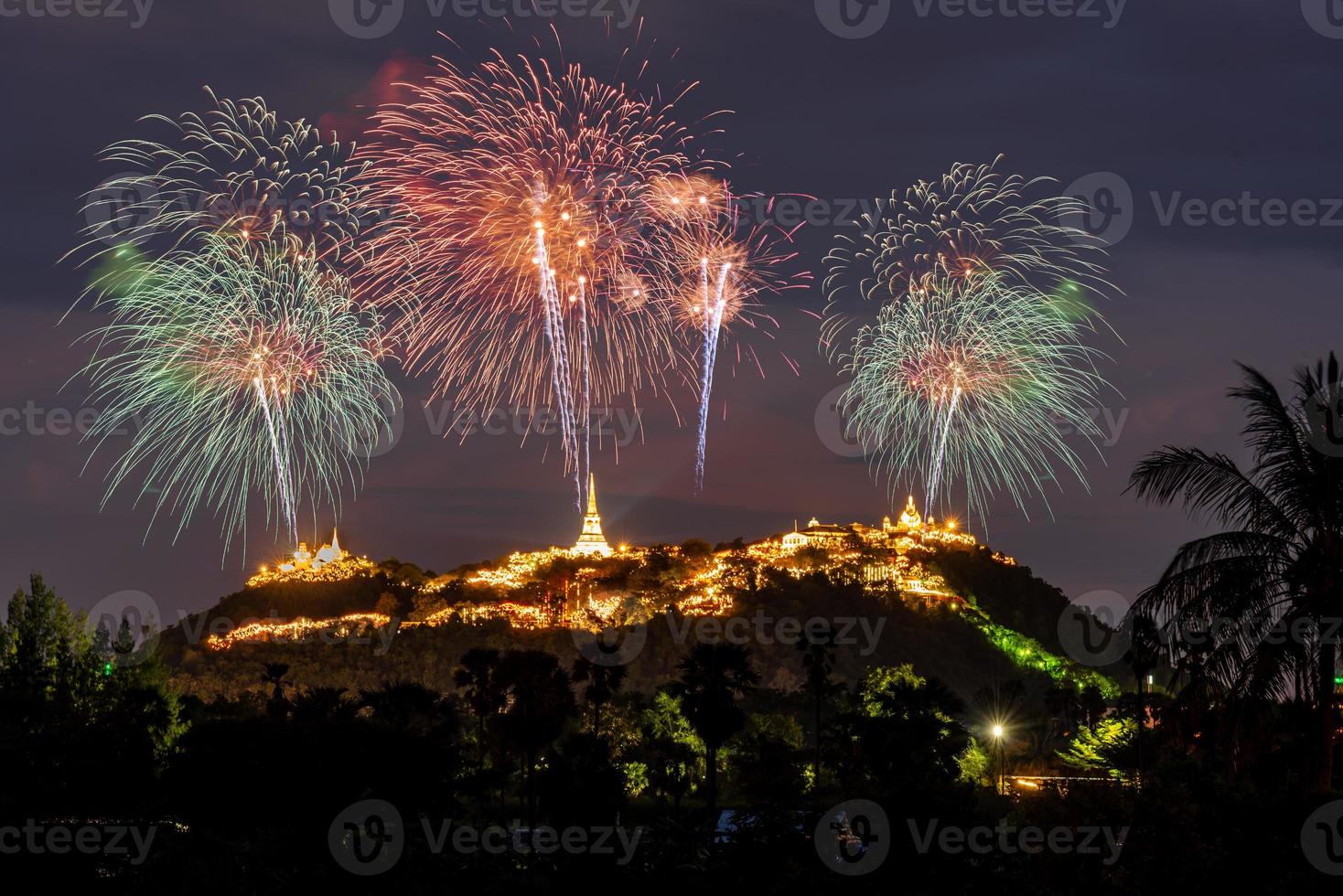 fyrverkeri firande på den mörka himlen foto