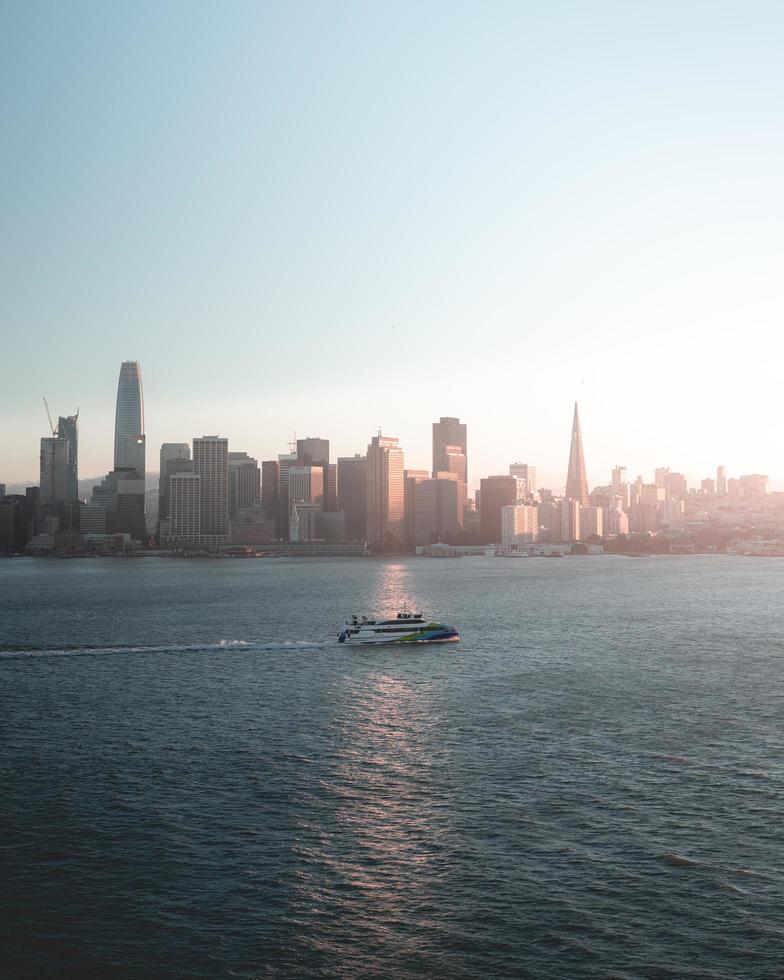 San Fransisco, CA 2018 - San Fransisco Bay färja chartrar bukten med passagerare foto