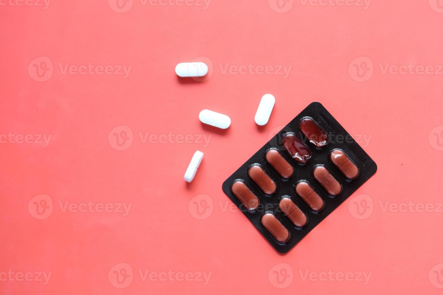 topp se av piller av blåsa packa på röd Färg bakgrund foto