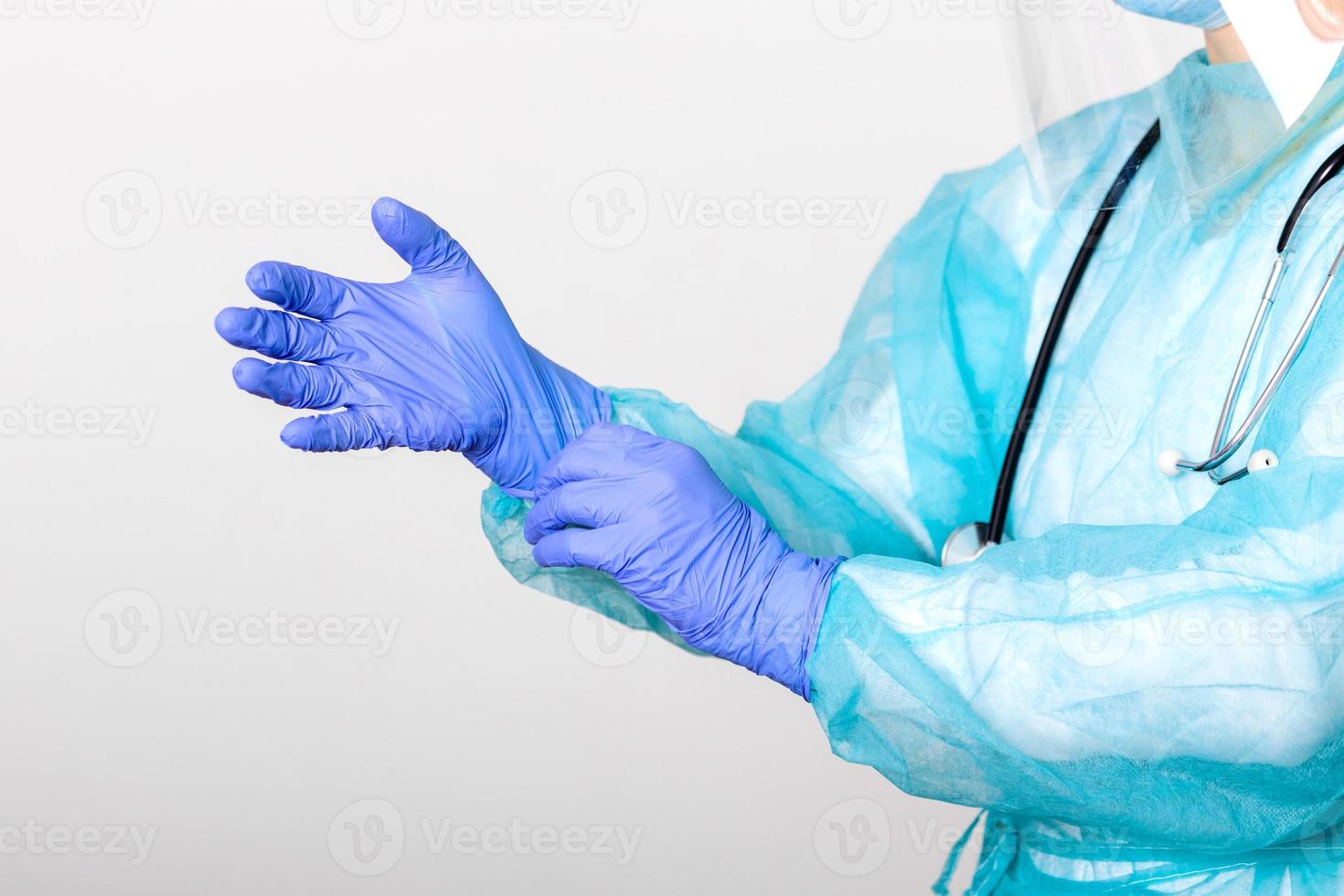 läkare sjuksköterska bär skydd kostym för stridande covid 19 coronavirus med vit bakgrund coronavirus utbrott eller covid19, begrepp av covid-19 karantän foto