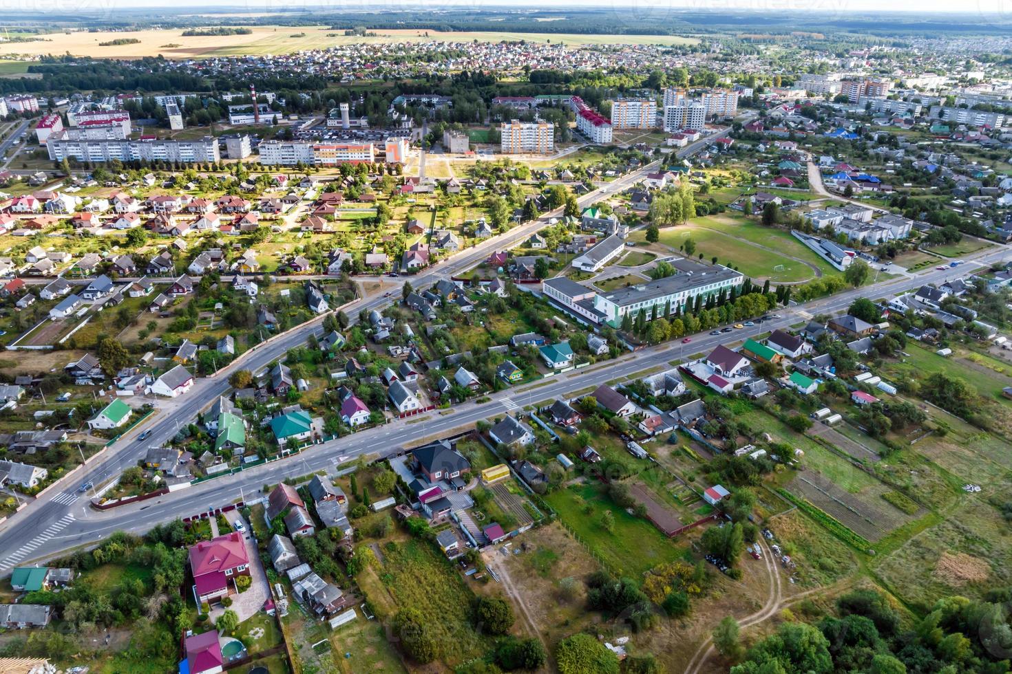 antenn panorama- se från bra höjd av provinsiell stad med en privat sektor och höghus urban lägenhet byggnader foto