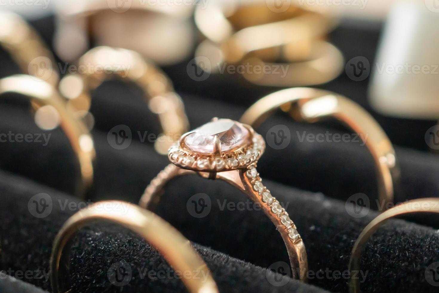 guld Smycken diamant ringar visa i lyx detaljhandeln Lagra visa monter foto