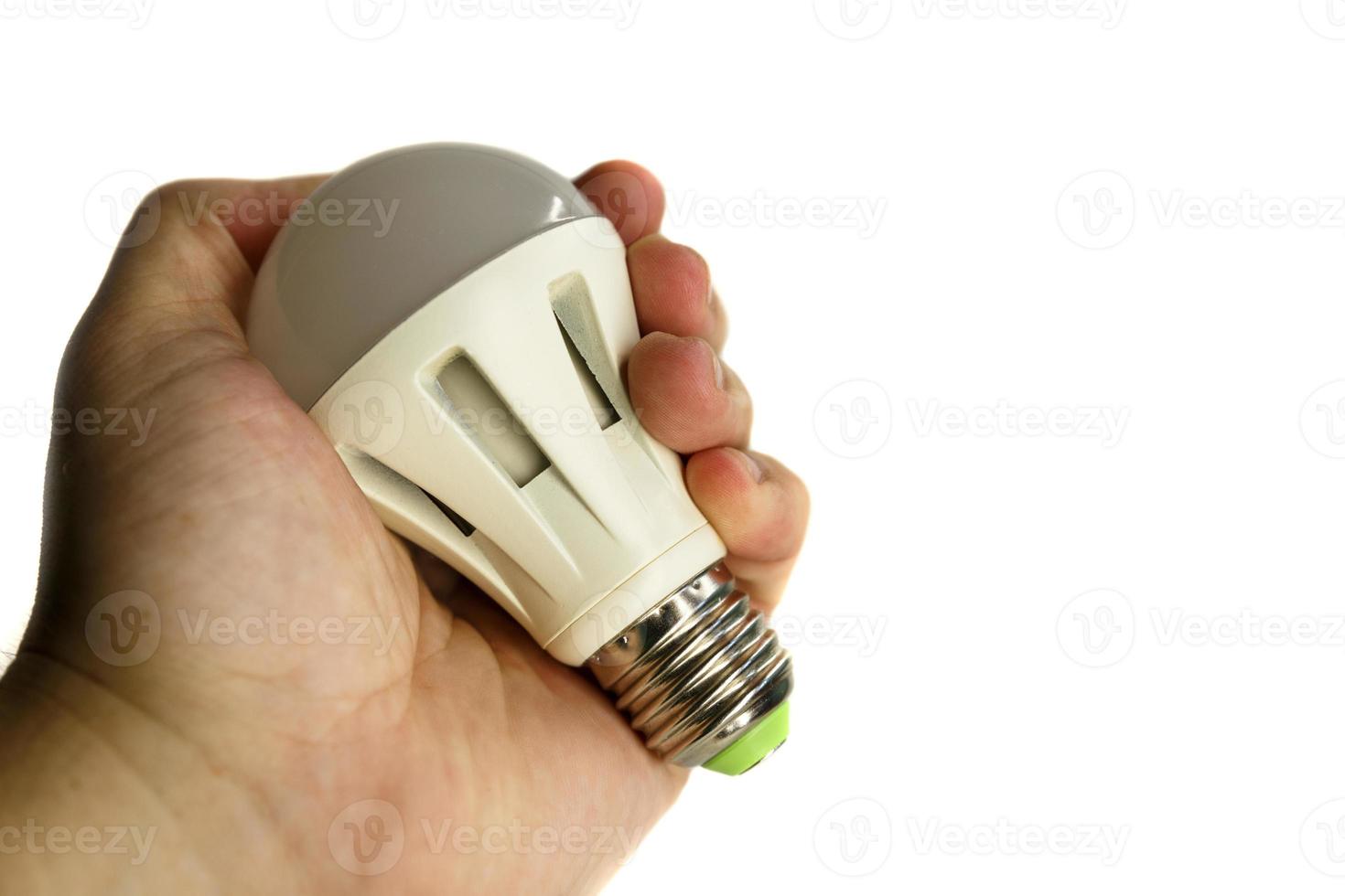 ljus Glödlampa i hand. mannens hand innehar en led ljus Glödlampa. vit bakgrund foto