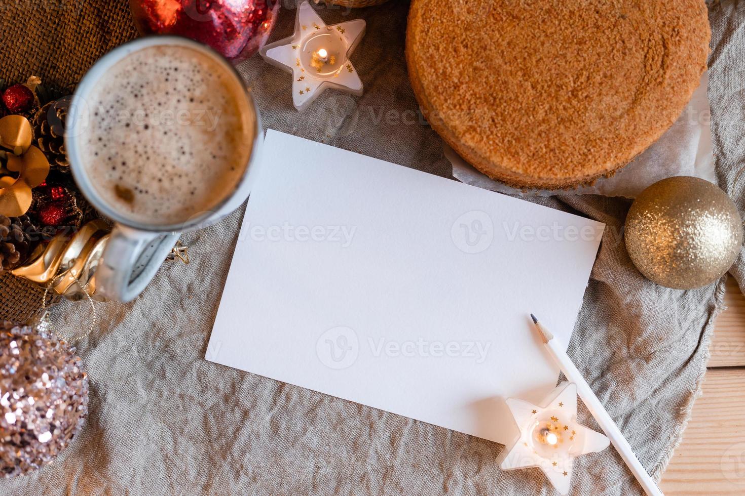 en anteckningsbok med tömma sidor på en trä- tabell med kaffe och hemlagad honung kaka. en anteckningsbok för recept, matlagning på Hem. hemlagad kakor, Plats för text foto