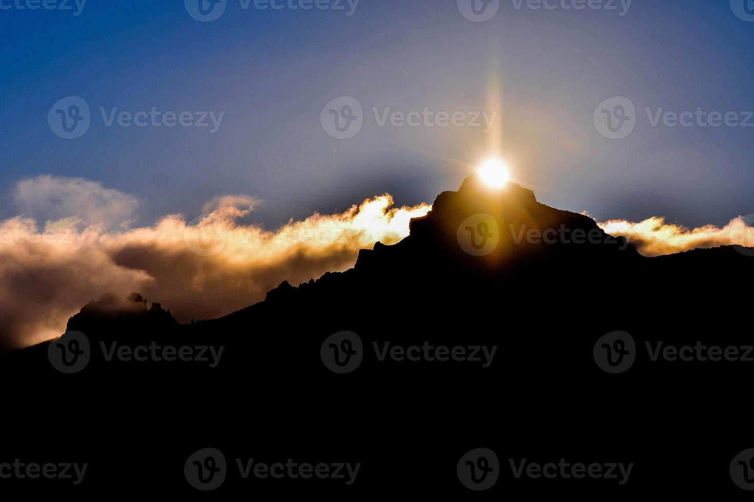 färgrik himmel över de kanariefågel öar på solnedgång foto