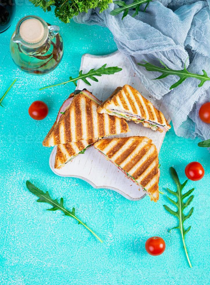 smörgås med skinka, ost, senap löv, tomater och lök. gott klubb smörgåsar. topp se foto
