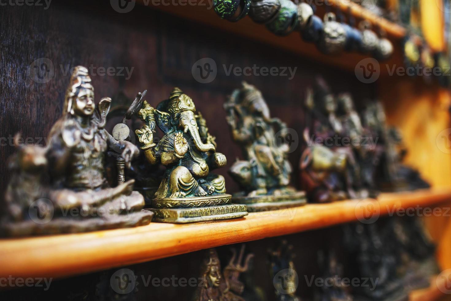 souvenirer av indisk gudar för turister på de marknadsföra i nordlig goa foto
