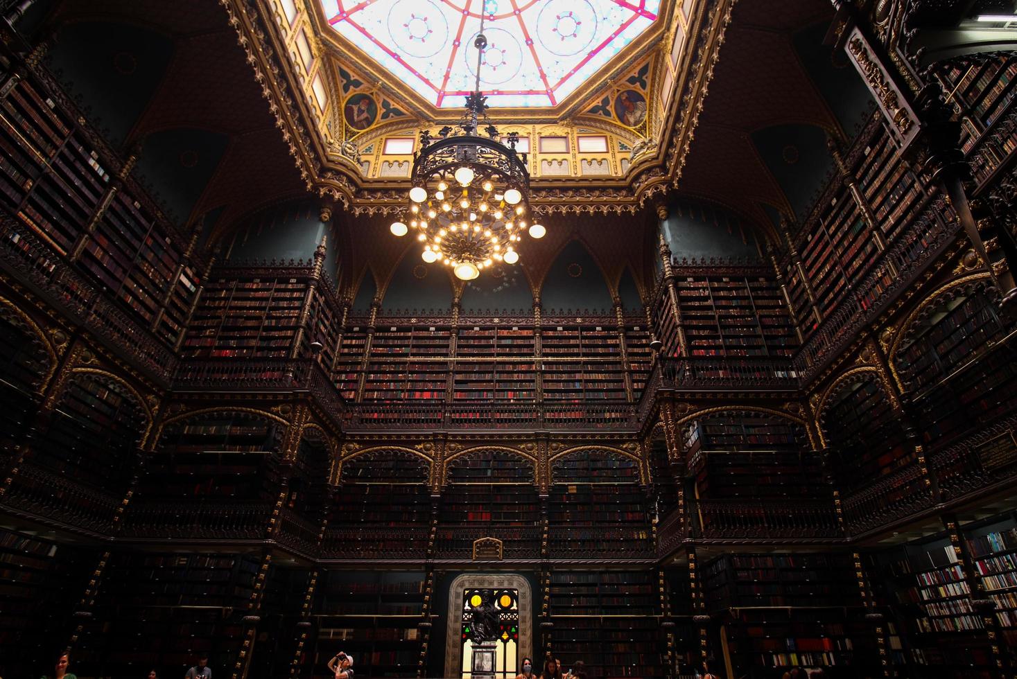 rio de Janeiro, rj, Brasilien, 2022 - kunglig portugisiska skåp av läsning, offentlig bibliotek öppnad i 1887 i centro distrikt. den är de största samling av portugisiska litteratur utanför portugal foto