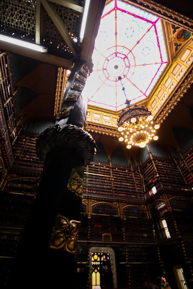 rio de Janeiro, rj, Brasilien, 2022 - kunglig portugisiska skåp av läsning, offentlig bibliotek öppnad i 1887 i centro distrikt. den är de största samling av portugisiska litteratur utanför portugal foto