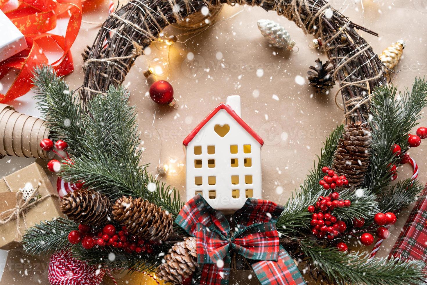 mysigt hus i jul dekor layout, värma stickat scarf, hatt, vinterisering. vinter, snö - Hem isolering, skydd från kall väder, rum uppvärmning systemet. festlig humör, jul, ny år foto