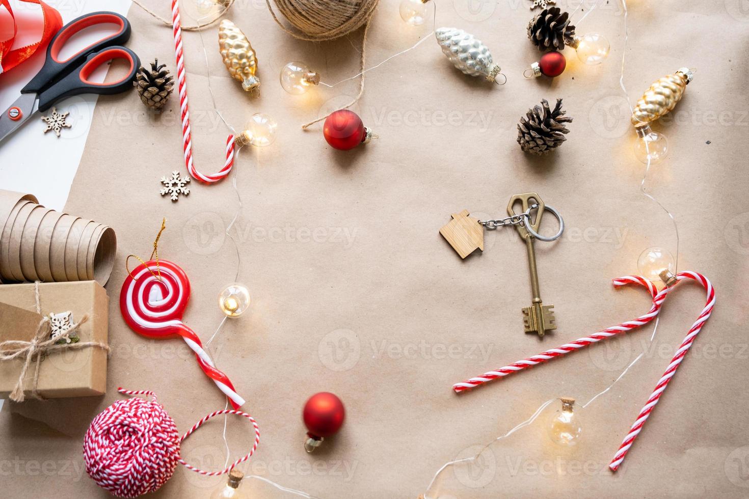 nyckel till de hus med en Nyckelring på en mysigt Hem med en jul dekor layout. en gåva för ny år, jul. byggnad, design, projekt, rör på sig till ny hus, inteckning, hyra och inköp verklig egendom foto