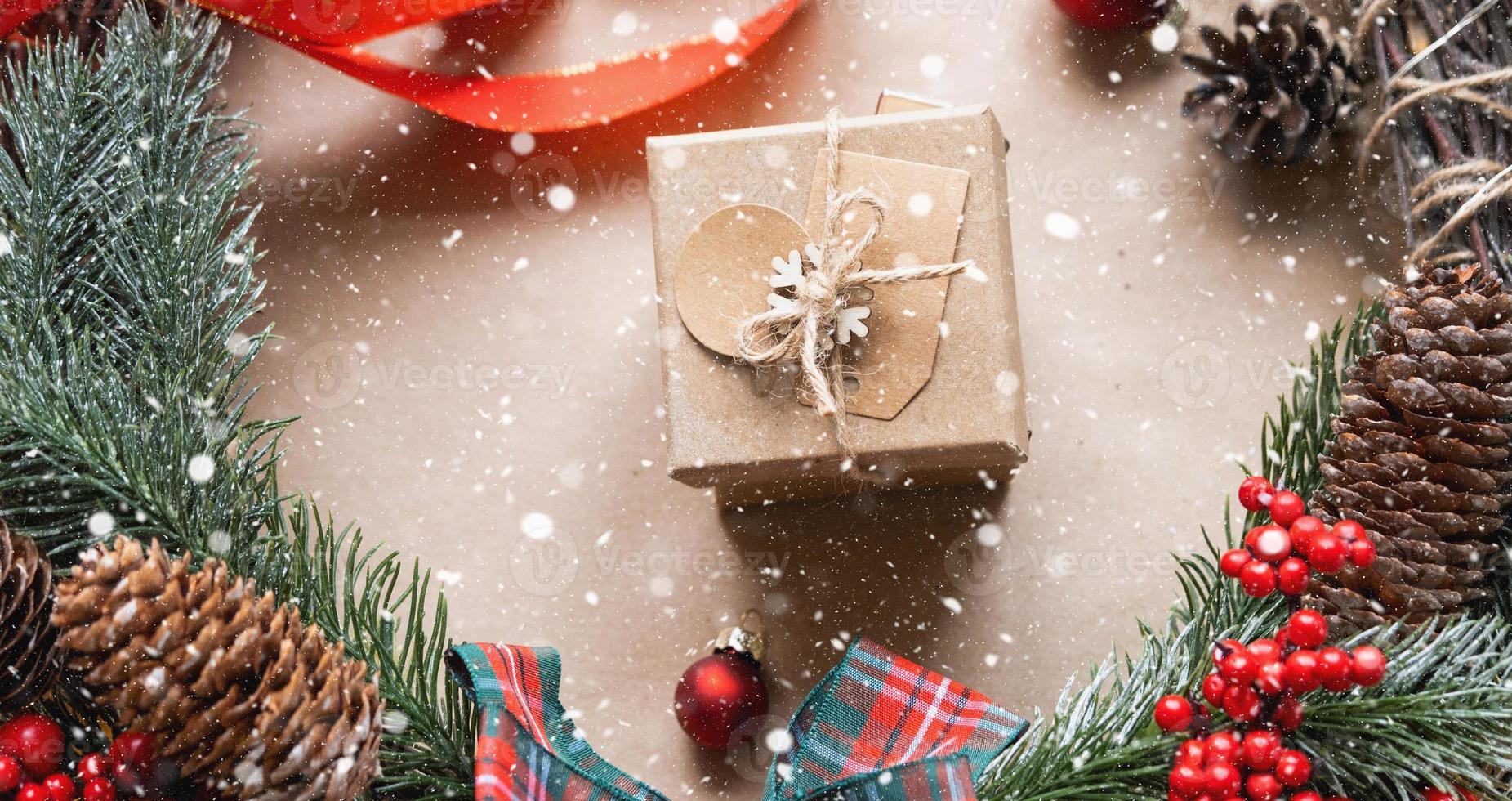 packa en gåva för jul och ny år i kraft papper, kottar, tejp, sax. taggar med falsk upp, naturlig dekor, hand gjord, själv. festlig humör. flatlay, bakgrund foto