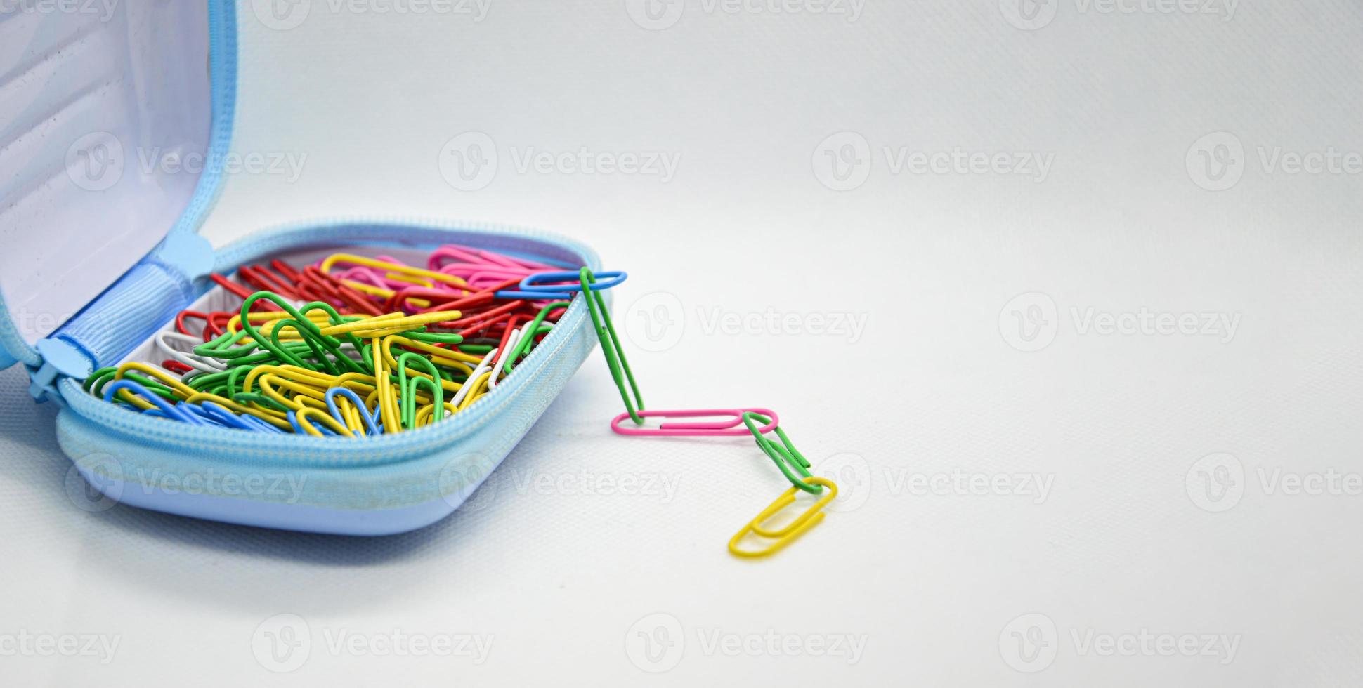 färgrik paperclips i blå fickor foto