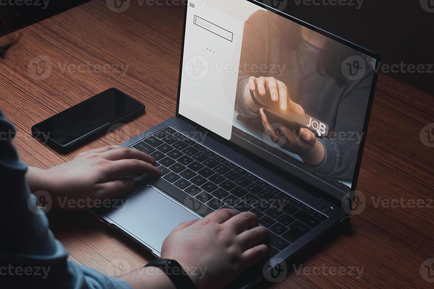 kvinna använder sig av bärbar dator för jobb Sök. hitta din karriär. foto