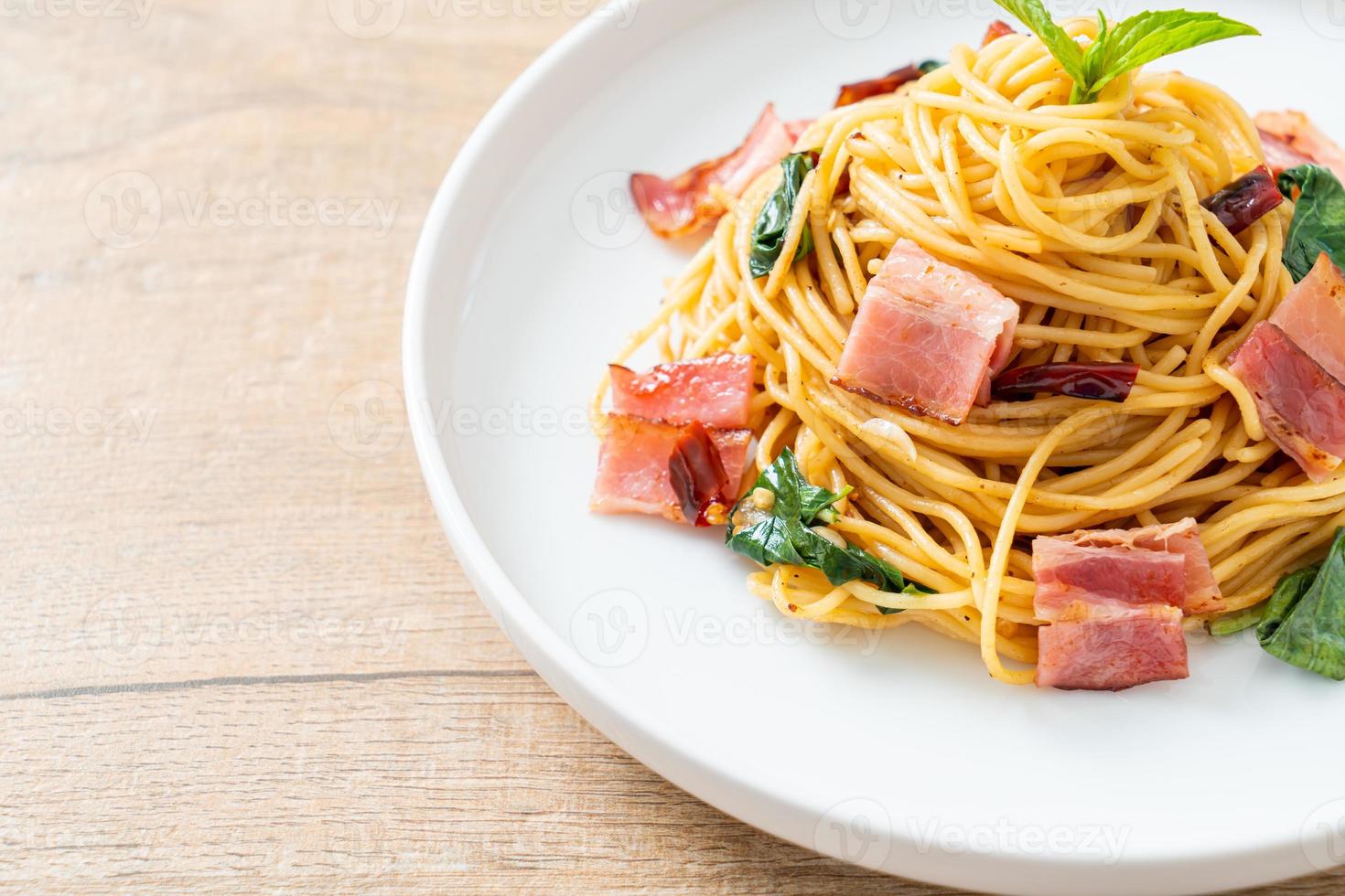 stekt spaghetti med torkad chili och bacon foto