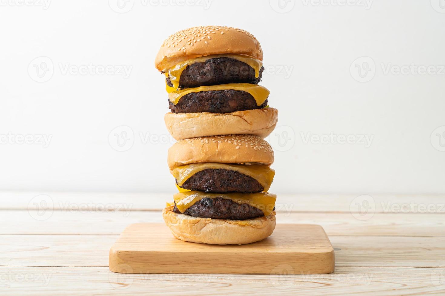 hamburgare eller nötköttburgare med ost foto