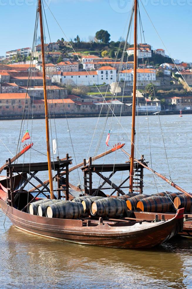 vin fat i ett gammal båt i porto foto