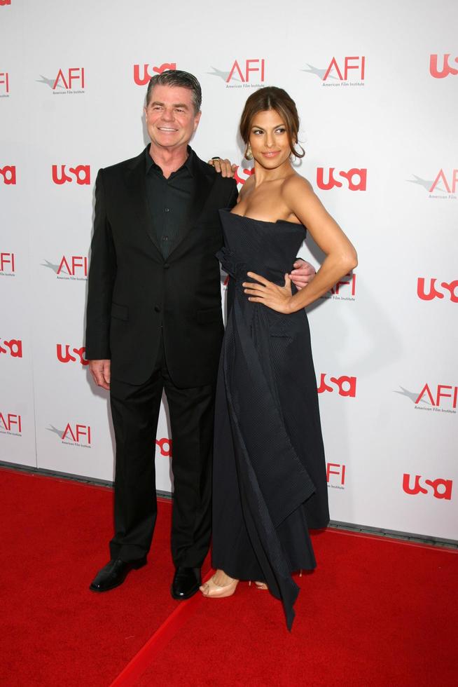 eva mendes och calvin klein representant anlända på de afi honnör till warren beatty på de kodak teater i los angeles, ca juni 12, 2008 foto