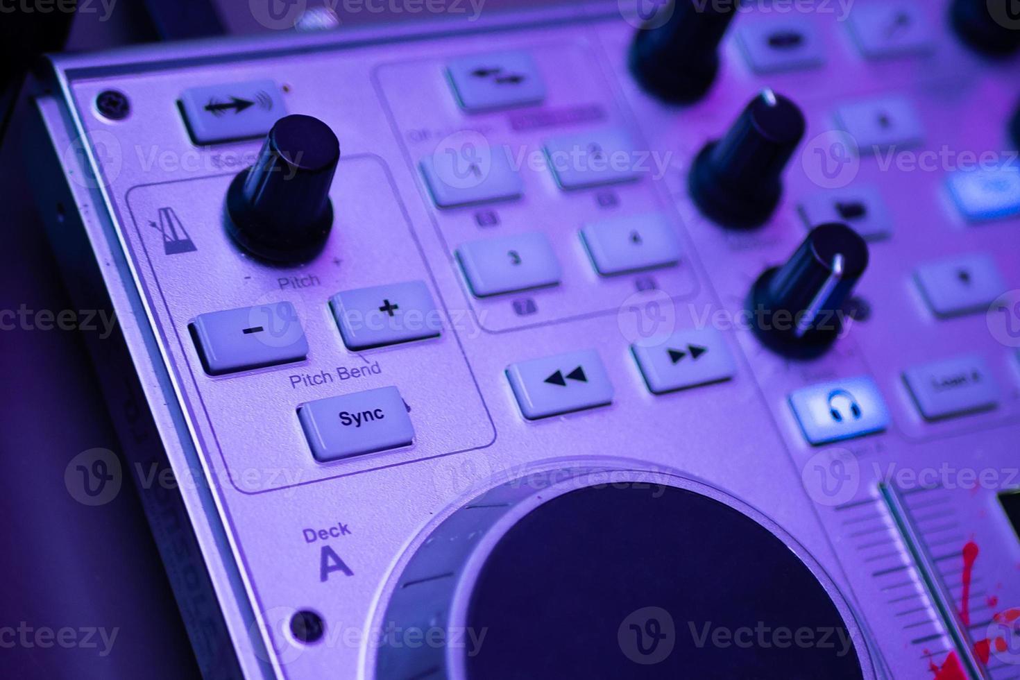 dj spelar och mixar musik på digital midi-kontroller foto