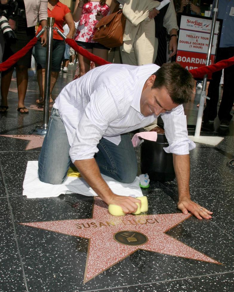 cameron mathison rengöring de Susan lucci stjärna på de hollywood promenad av berömmelse intilliggande till de kodak teater piror till dagtid emmys på de hollywood och högland komplex i hollywood, ca juni 19, 2008 foto