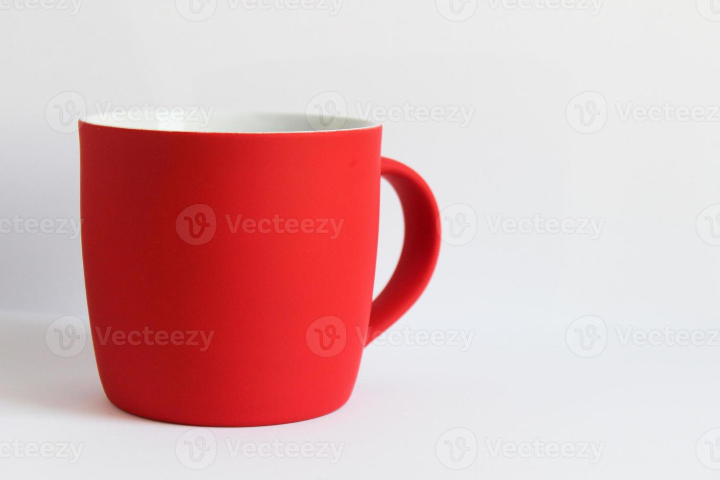 tom röd råna isolerat på vit bakgrund, matta te eller kaffe kopp, hån upp med keramisk råna för varm drycker, tom gåva skriva ut branding mall, tankard för design, placering för logotyp foto