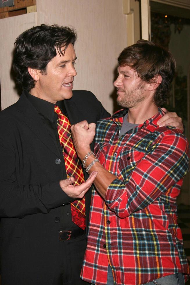 michael damian och michael graziadei på de uppsättning av de ung och de rastlös fira jeanne tunnbindare s 80:e födelsedag i los angeles, ca på oktober 24, 2008 foto