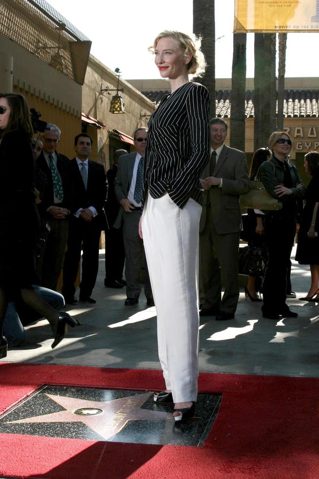 cate blanchett anländer till motta henne stjärna på de hollywood promenad av berömmelse i los angeles,, ca december 5, 2008 foto