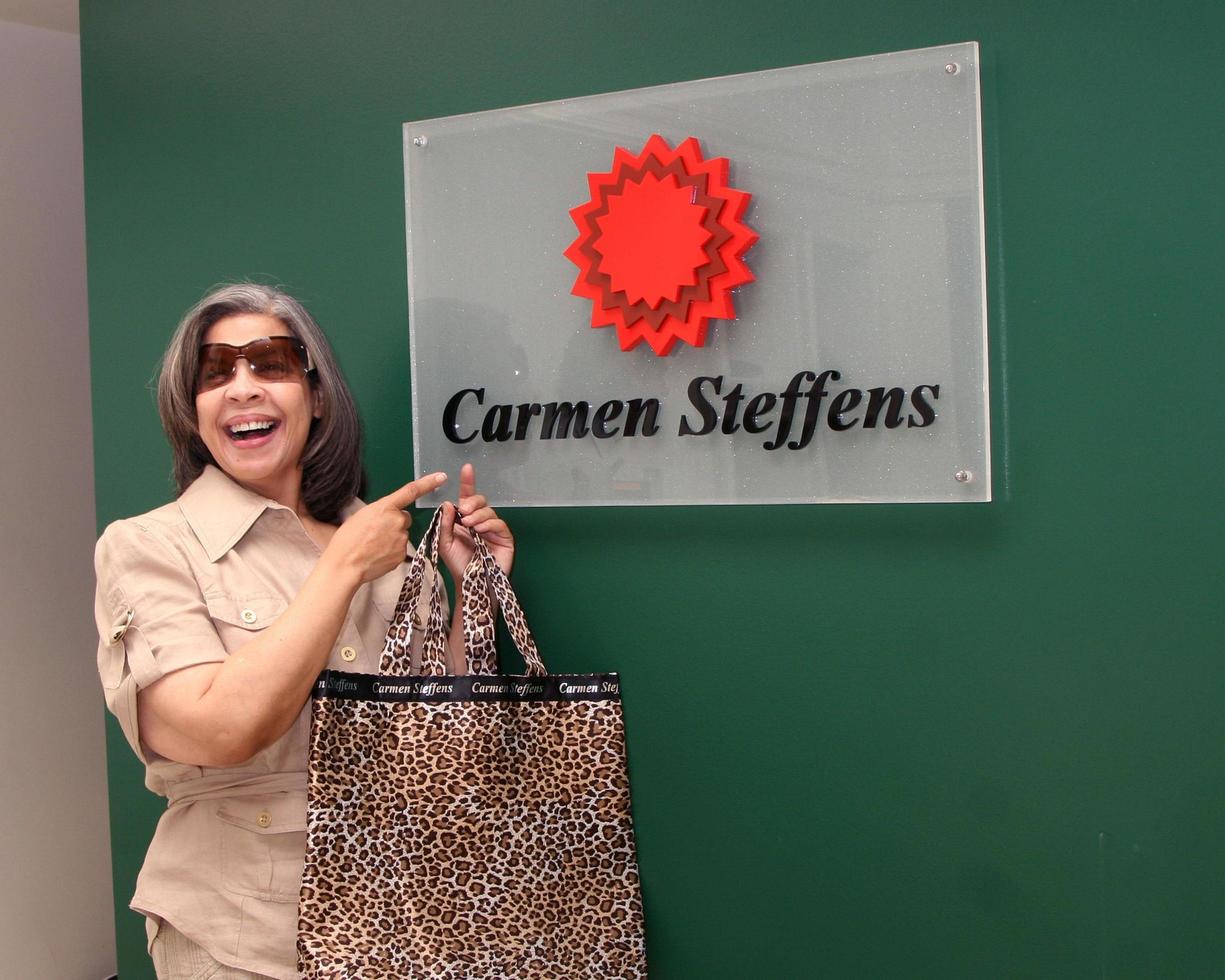 patti austin handla för skor och plånböcker på de carmen steffens Lagra på de westfield fahion fyrkant köpcenter, i sherman ekar, ca på oktober 9, 2008 foto