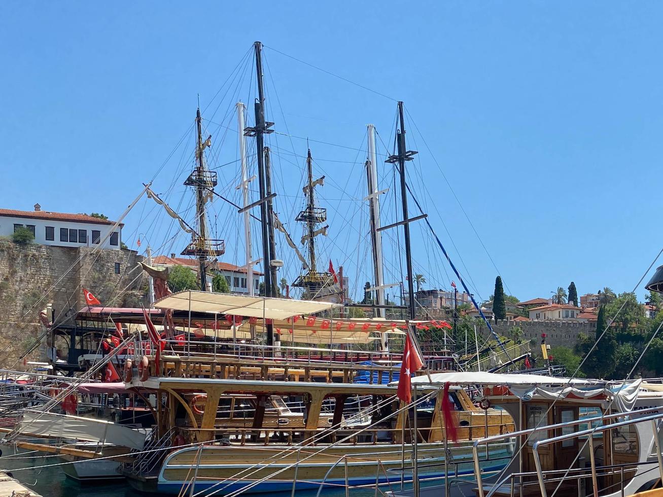 antalya, Kalkon - juli, 2021 årgång mast trä- segling fartyg för hav turer. turistiska pirat fartyg i hamn. marina i gammal stad kaleici distrikt i tillflykt stad antalya, Kalkon. gammal hamn i antalya foto