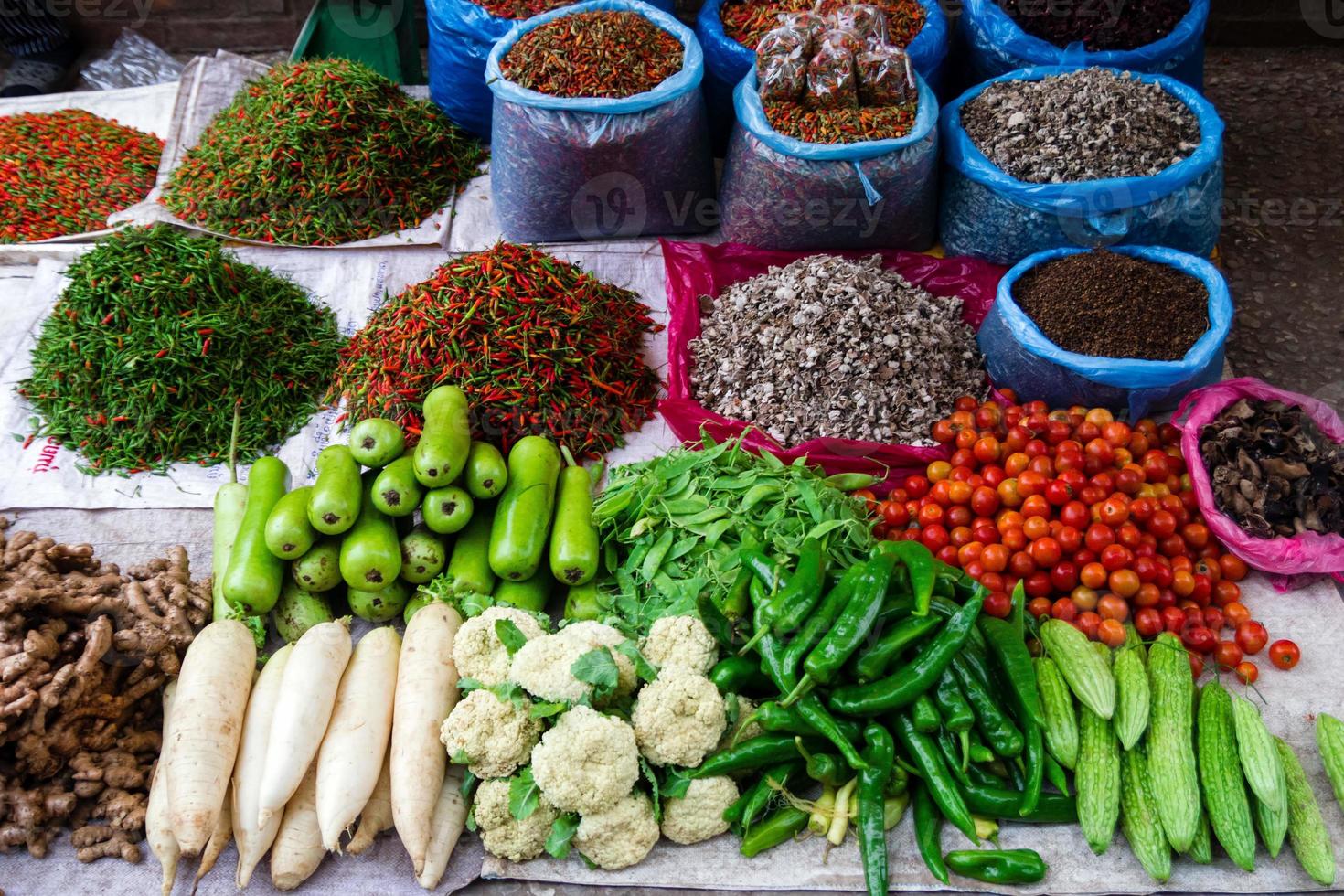 färsk tropisk grönsaker och kryddor på gata marknadsföra. lokal- morgon- marknadsföra i luang prabang, laos. foto