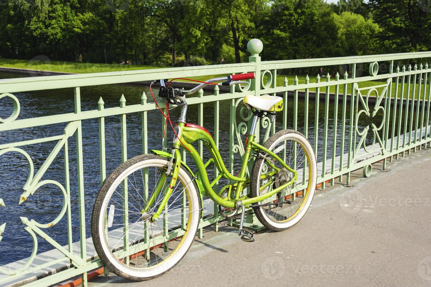 skön cykel kryssare parkerad på de bro över de flod, cykling, utomhus- aktiviteter foto