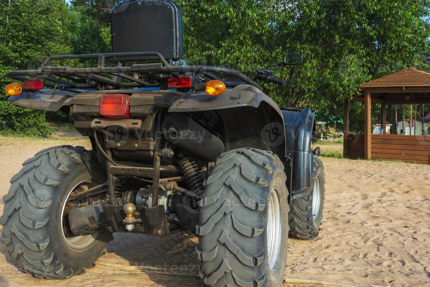 av vägen atv på de sandig strand av de hav, quad cykel rider, aktiva rekreation, turism foto