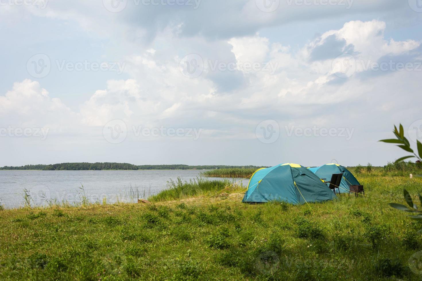 turist tält för camping på de sjö Strand, resa historia. fiske, turism, aktiva rekreation. naturlig landskap. för livsstil design. utomhus- rekreation foto