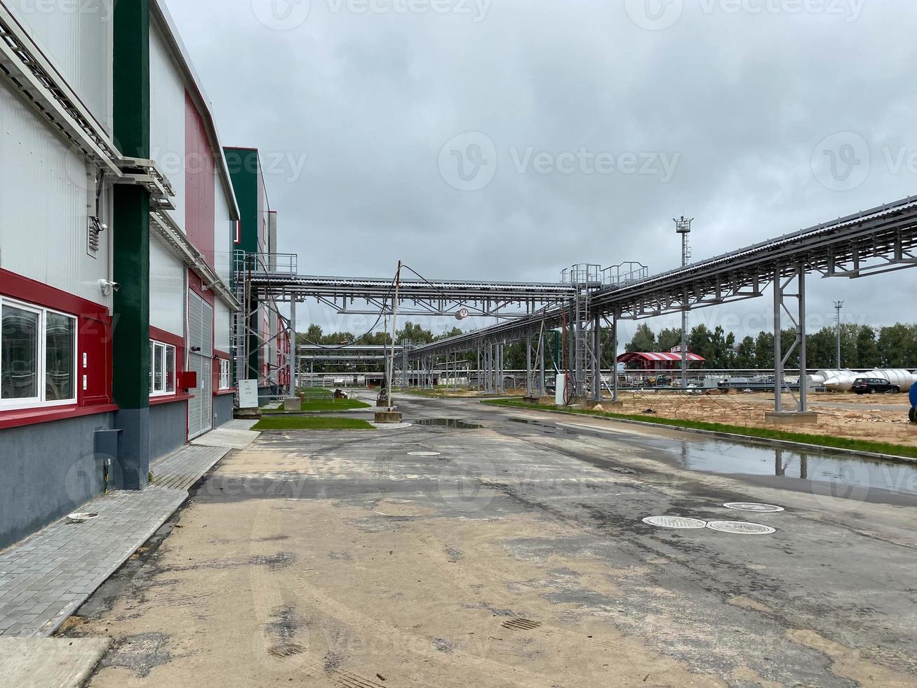 raffinaderi - kemisk fabrik på natt med byggnader, rörledningar och belysning - industriell växt foto