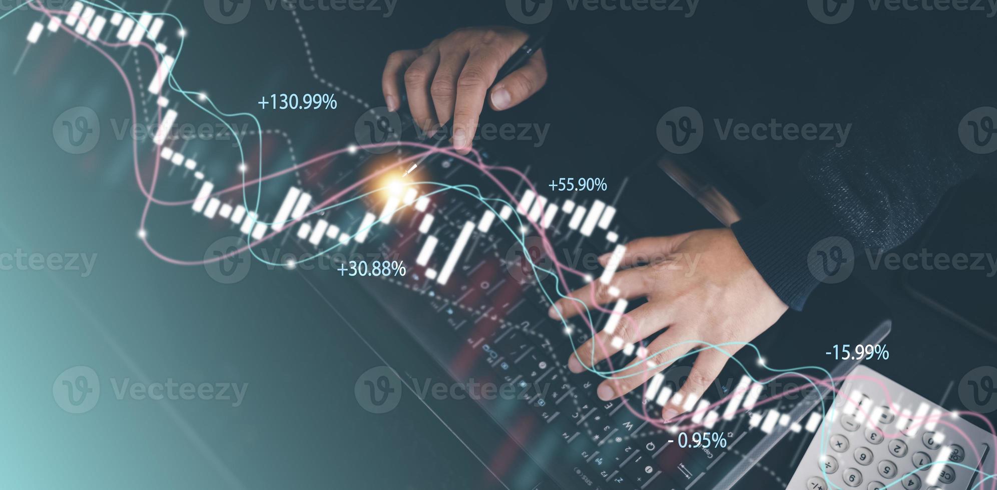 affärsman hand typ på de bärbar dator av företag vinst med kollegor partner förklara med virtuell instrumentbräda statistisk Diagram stock infografik, grafer, kryptovaluta, och ny handel plattformar foto