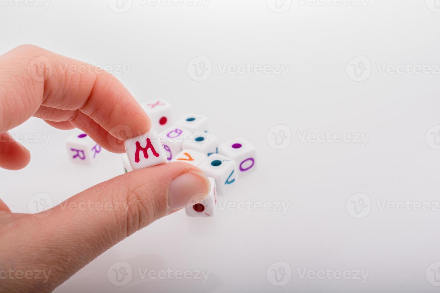 färgrik alfabet brev kuber i hand foto