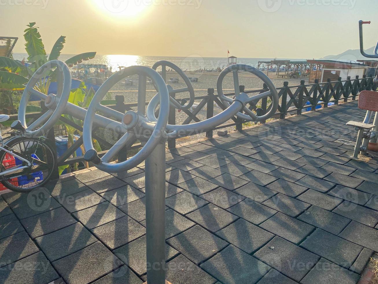 en ny modern sporter träna område med övning Utrustning på de strand på semester i en värma tropisk östra paradis Land sydlig tillflykt foto