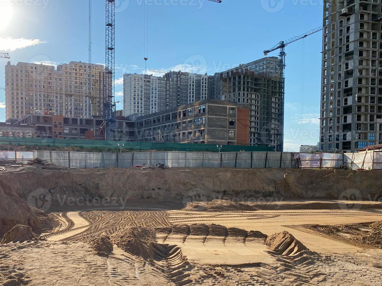 lång betong hus är varelse byggd i de stad Centrum. flera våningar byggnader, betong lådor mot de bakgrund av stor foto