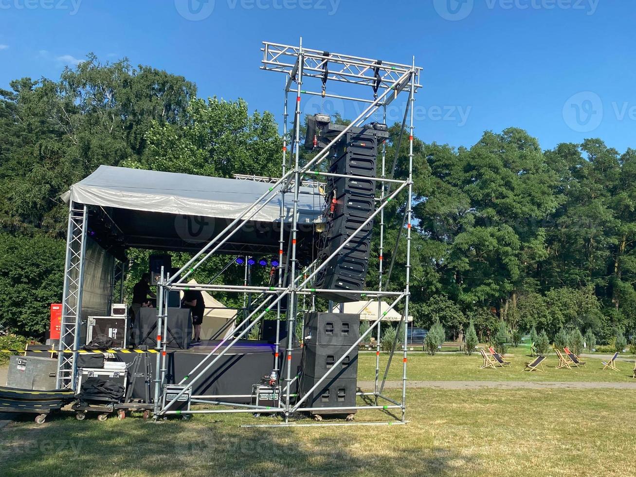 stor musikalisk järn utomhus- skede för musiker till prestera utomhus på de öppen luft på de musik festival foto