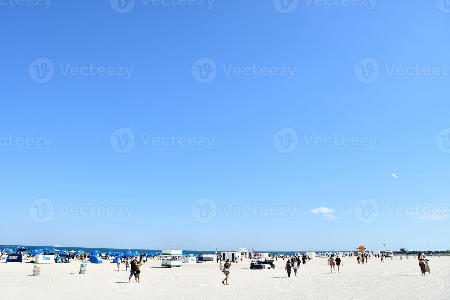 människor på stranden foto