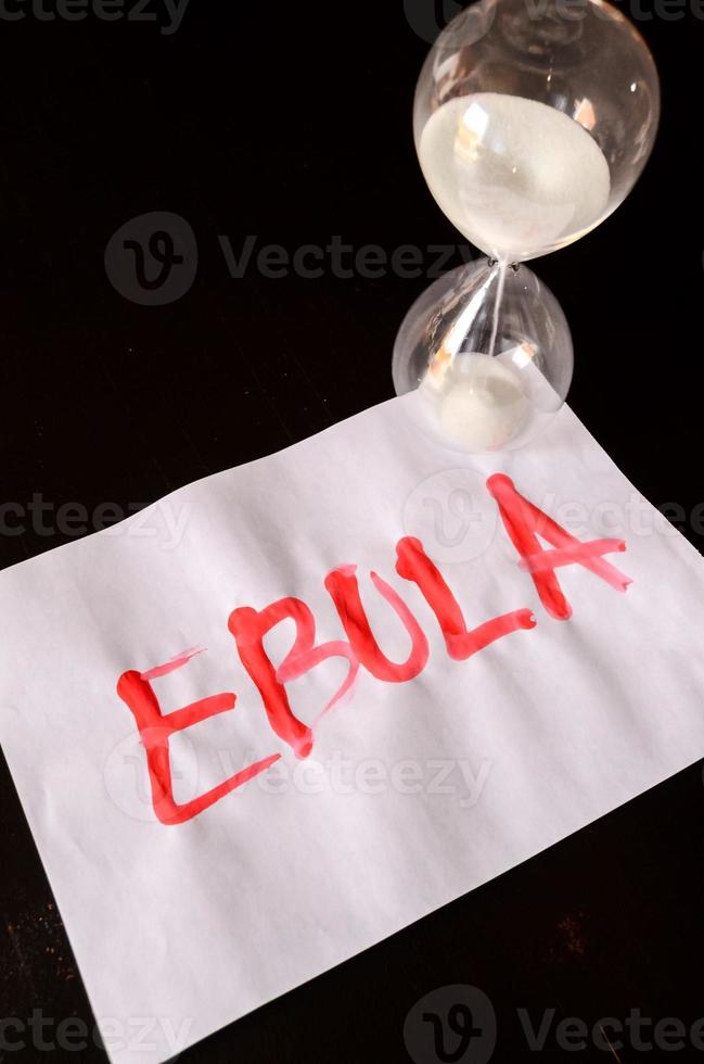 ebola skriven på papper foto